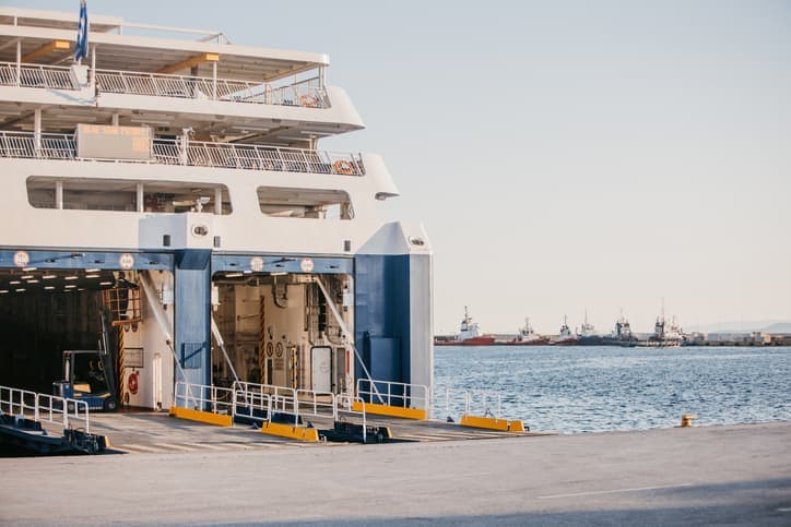 ¿Cómo llevar tu coche a Canarias en ferry? Te resolvemos todas tus dudas