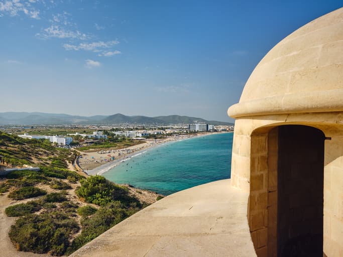 Fiesta en Ibiza: descubre la historia y una guía para aprovechar la última fiesta en la isla