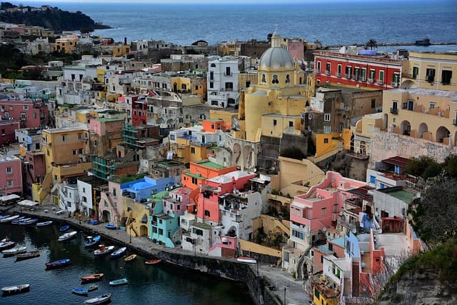 Incantevole distesa di case color pastello che si affacciano sul mare a Procida