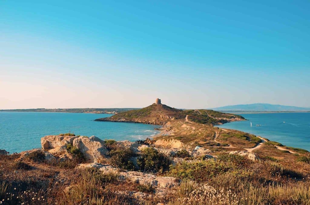 Paesaggio costiero mozzafiato con una piccola penisola che si protende nel mare turchese