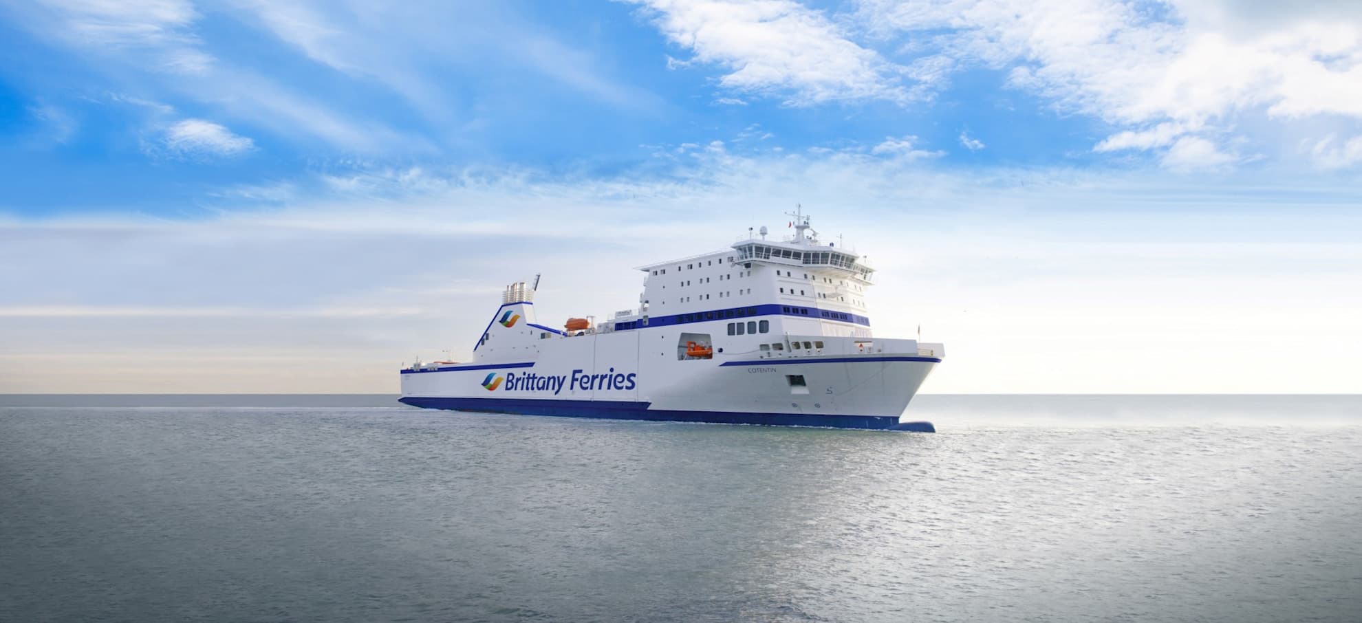 Statek Brittany Ferries pływający po otwartym morzu