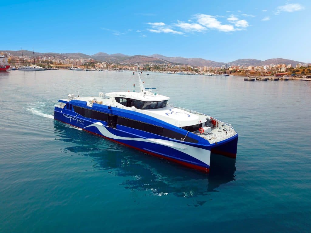 Το ταχύπλοο "Magic 1" της Magic Sea Ferries αναχωρεί από το Λαύριο για Κυκλάδες.