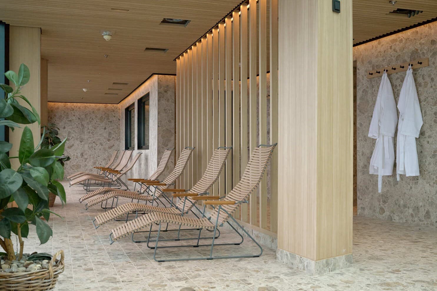 Poredane drvene ležaljke i dva bijela ogrtača u Archipelago Spa & Wellness centru na brodu Birka Gotland trajektne kompanije Viking Line.